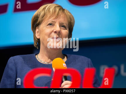 Dieburg, Deutschland. 23 Okt, 2018. Bundeskanzlerin Angela Merkel (CDU) ist auf der Bühne während einer Wahlkampfveranstaltung in der Römerhalle. Einen neuen Landtag in Hessen am 28.10.2008 gewählt werden. 2018. Credit: Silas Stein/dpa/Alamy leben Nachrichten Stockfoto