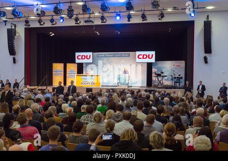 Dieburg, Deutschland. 23 Okt, 2018. Bundeskanzlerin Angela Merkel (CDU) spricht in der Römerhalle. Einen neuen Landtag in Hessen am 28.10.2008 gewählt werden. 2018. Credit: Silas Stein/dpa/Alamy leben Nachrichten Stockfoto