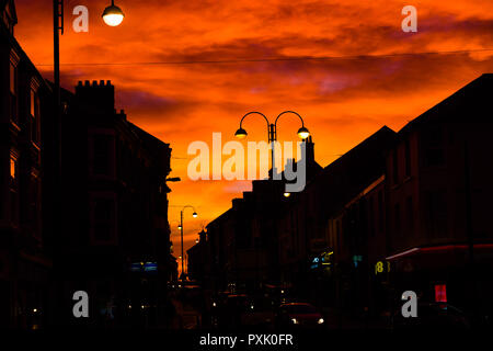 Aberystwyth Wales UK, Dienstag, 23. Okt 2018. UK Wetter: Firey Sonnenuntergang über den Dächern von Aberystwyth Wales Photo credit Keith Morris/Alamy leben Nachrichten Stockfoto