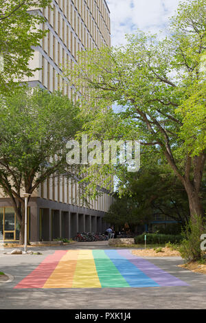 Campus der Universität von Saskatchewan mit Regenbogenfahne auf dem Fußgängerüberweg am Eingang des Arts Building Stockfoto