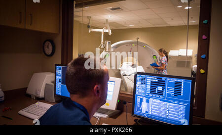 Kernspintomographie - MRT-Zentrums in einem öffentlichen Krankenhaus. Hinweis: "Patient" ist ein Krankenhaus Mitarbeiter und nicht eine tatsächliche Patienten. Stockfoto