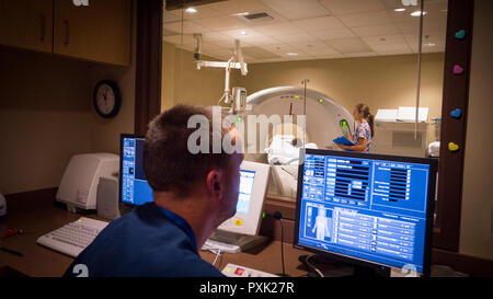 Kernspintomographie - MRT-Zentrums in einem öffentlichen Krankenhaus. Hinweis: "Patient" ist ein Krankenhaus Mitarbeiter und nicht eine tatsächliche Patienten. Stockfoto