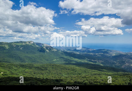 Wolken über dem Meer Mountain Sky Halbinsel Krim grüne Bäume im Sommer Landschaft Stockfoto