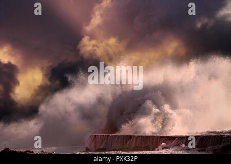 Grossen Sturm wave gegen Leuchtturm von Vila do Conde, nördlich von Portugal (enhanced Himmel) Stockfoto