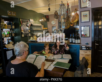 Family Restaurant in Serralunga außerhalb Alba in Piemont, Italien Stockfoto