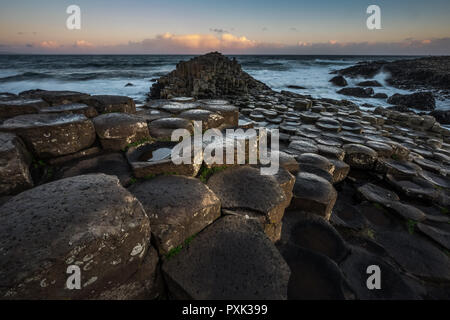 Landschaft rund um Giant's Causeway, der zum Weltkulturerbe der UNESCO. Es ist in der Grafschaft Antrim an der Nordküste von Nordirland, Vereinigtes Königreich. Stockfoto