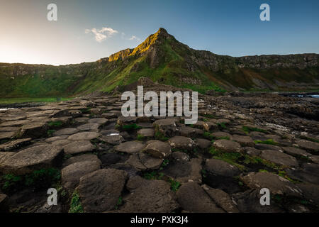 Landschaft rund um Giant's Causeway, der zum Weltkulturerbe der UNESCO. Es ist in der Grafschaft Antrim an der Nordküste von Nordirland, Vereinigtes Königreich. Stockfoto