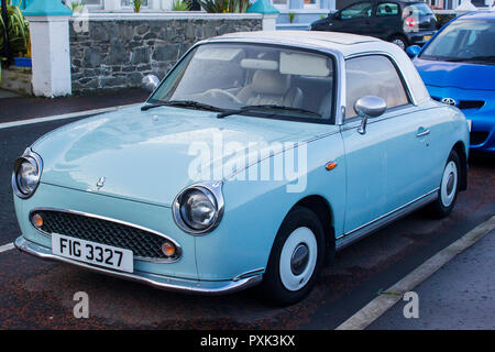 11. Oktober 2018 Eine klassiche Nissan Figaro automatische Cabrio mit Minze Chrom-zierleisten auf einer Meeresklippe Straße in Bangor County Down Northern Ire geparkt Stockfoto