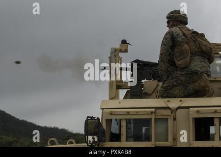 Marines mit Waffen Firma, Bataillon Landung Team, 3rd Battalion, 5th Marines, Feuer eine Markierung 19 automatische Granatwerfer aus dem Revolver der Humvee in Camp Schwab, Okinawa, Japan, 1. Juni 2017. Die Markierung 19 ist darauf ausgelegt, zu unterdrücken und zu zerstören, feindliche Bedrohungen und Brände 40 mm hochexplosive Granaten auf bis zu 375 Schuss pro Minute. BLT 3/5 derzeit als der Bodenkampf Element der 31 Marine Expeditionary Unit bereitgestellt. Waffen Unternehmen ist der schweren Waffen Element der BLT 3/5. Ihr Arsenal umfasst schwere Maschinengewehre, Granatwerfer und anti-tank Waffen. Stockfoto