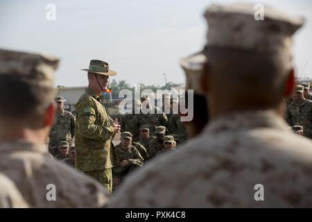 AUSTRALIAN ARMY BASE ROBORTSON KASERNEN, Darwin - Brig. Gen. Ben James, 1. Brigade Commander, Australian Defence Force, spricht mit dem Service Mitglieder, die in der Übung südlichen Jackaroo 2017 während einer Abschlussveranstaltung teilgenommen haben, 1. Juni 2017. Südliche Jackaroo 2017 war ein multi-laterale kombinierte Waffen training Tätigkeit zwischen den US-Marines, der Australischen Armee, die US-Armee und Japan Masse Verteidigung-kraft, die Teilnehmer zu schulen und zu militärischen Taktiken teilen. Stockfoto