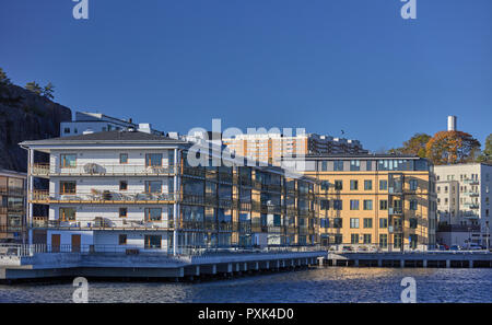 Moderne Gehäuse Gebäude auf Wasser in Finnboda, Stockholm, Schweden gebaut Stockfoto