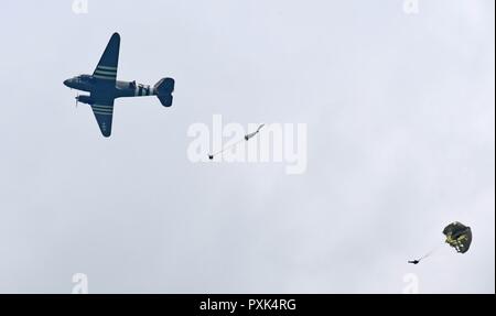 D-Day reenactors führen Sie einen Fallschirm drop entlang Purple Heart Lane aus einem Jahrgang C-47 Skytrain in Carentan, Frankreich, am 2. Juni 2017. Purple Heart Lane ist ein Spitzname für die Autobahn N 13 von amerikanischen Soldaten und Historiker zu einem Schlachtfeld, auf dem Oberstleutnant Robert G. Cole und seine Truppen der Luftlandedivision während der Schlacht in der Normandie im Zweiten Weltkrieg kämpfte kennzeichnen Dieses Ereignis erinnert an den 73. Jahrestag des D-Day, dem größten multi-nationalen amphibische Landung und operativen militärischen Airdrop in der Geschichte, und hebt die USA "unerschütterlichen Verpflichtung gegenüber den europäischen Verbündeten und partne Stockfoto