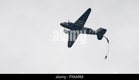 D-Day reenactors führen Sie einen Fallschirm drop entlang Purple Heart Lane aus einem Jahrgang C-47 Skytrain in Carentan, Frankreich, am 2. Juni 2017. Purple Heart Lane ist ein Spitzname für die Autobahn N 13 von amerikanischen Soldaten und Historiker zu einem Schlachtfeld, auf dem Oberstleutnant Robert G. Cole und seine Truppen der Luftlandedivision während der Schlacht in der Normandie im Zweiten Weltkrieg kämpfte kennzeichnen Dieses Ereignis erinnert an den 73. Jahrestag des D-Day, dem größten multi-nationalen amphibische Landung und operativen militärischen Airdrop in der Geschichte, und hebt die USA "unerschütterlichen Verpflichtung gegenüber den europäischen Verbündeten und partne Stockfoto