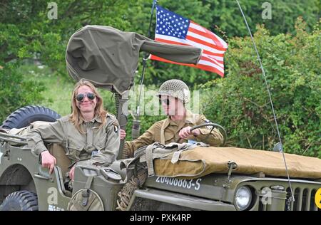 D-Day reenactors beobachten, ein Fallschirm drop entlang Purple Heart Lane aus einem Jahrgang C-47 Skytrain in Carentan, Frankreich, am 2. Juni 2017. Purple Heart Lane ist ein Spitzname für die Autobahn N 13 von amerikanischen Soldaten und Historiker zu einem Schlachtfeld, auf dem Oberstleutnant Robert G. Cole und seine Truppen der Luftlandedivision während der Schlacht in der Normandie im Zweiten Weltkrieg kämpfte kennzeichnen Dieses Ereignis erinnert an den 73. Jahrestag des D-Day, dem größten multi-nationalen amphibische Landung und operativen militärischen Airdrop in der Geschichte, und hebt die USA "unerschütterlichen Verpflichtung gegenüber den europäischen Verbündeten und partne Stockfoto