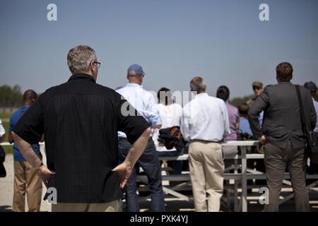 Der stellvertretende Minister für Verteidigung, Sehr geehrter Herr Robert O. Arbeiten, Links, Uhren eine Demonstration in Camp Lejeune, N.C., 2. Juni 2017. Marines aus der Schule von Infanterie zeigte eine Live Fire Übung als Teil der Ausbildung von Diplomaten und Militärs während ihres Besuchs in der Basis. Stockfoto