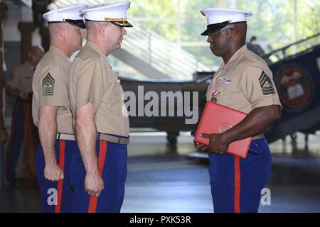 Master Sgt. David Roberts, jetzt offiziell im Ruhestand, erhält eine Auszeichnung von Oberstleutnant Charles Winchester, die Executive Officer des 9. Marine Corps Bezirk, an Bord der Naval Station Great Lakes, Illinois, Juni 2. Roberts, der Bronx Eingeborener, in verschiedenen administrativen Rollen während seiner Karriere serviert und nach 23 Jahren der Herr Abgeordnete Service zurückgezogen. Stockfoto