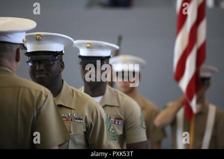 Master Sgt. David Roberts, der zweite von links, jetzt offiziell im Ruhestand, erhält eine Auszeichnung von Oberstleutnant Charles Winchester, die Executive Officer des 9. Marine Corps Bezirk, an Bord der Naval Station Great Lakes, Illinois, Juni 2. Roberts, der Bronx Eingeborener, in verschiedenen administrativen Rollen während seiner Karriere serviert und nach 23 Jahren der Herr Abgeordnete Service zurückgezogen. Stockfoto