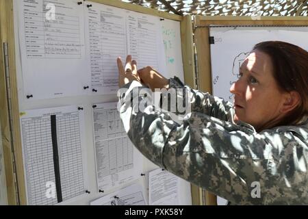 Sgt. Angela Lawson, zum Hauptquartier Firma zugewiesen, 150 Techniker Bataillon, Mississippi Army National Guard, hält die Anzahl der Personen, die Ein- und Ausfahrt der Betriebsumgebung. Sie kommuniziert mit Soldaten an der Einlasskontrolle und andere Tactical Operations Centers 1. Juni 2017, in Fort Irwin, Kalifornien. (Mississippi Stockfoto