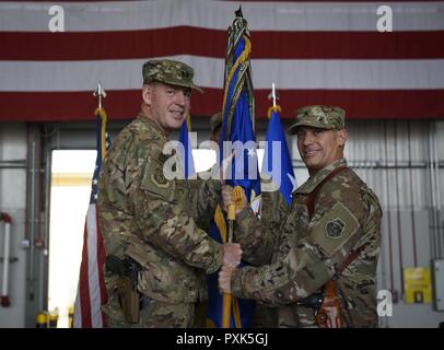 Brig. Gen. Craig Baker, die eingehenden 455th Air Expeditionary Wing Commander, erhält die 455th AEW guidon von Generalmajor James Hecker, der 9. Luft- und Raumfahrt Expeditionary Task Force-Afghanistan Commander, die ihn offiziell das Kommando über die 455Th AEW bei einem Befehl Zeremonie am Flughafen Bagram, Afghanistan, 3. Juni 2017 gewährt. Baker ist ein Befehl Pilot mit mehr als 2.600 Flugstunden und hat an der Squadron und Flügel Ebene geboten. Stockfoto