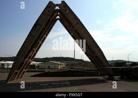 Eine M60 A1 gepanzertes Fahrzeug gestartet Brücke findet in Vorbereitung auf die Übung, kombinierte Lösen VIII im Joint Multinational Readiness Center, Hohenfels, Deutschland Juni 3, 2017. Stockfoto