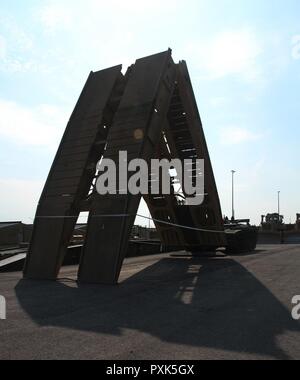 Eine M60 A1 gepanzertes Fahrzeug gestartet Brücke findet in Vorbereitung auf die Übung, kombinierte Lösen VIII im Joint Multinational Readiness Center, Hohenfels, Deutschland Juni 3, 2017. Stockfoto