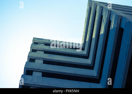 Ein Parkhaus mit blau Sättigung Stockfoto