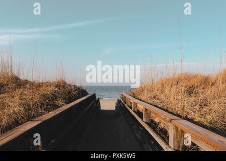Eine hölzerne Brücke zum Strand an einem sonnigen Tag. Stockfoto