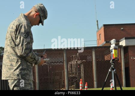 Staff Sgt. Casey Crump, 916Th Squadron, Luft- und Raumfahrt Medizin beteiligt sich an eine Übung im Juni die betriebliche Ausbildung Montage bei Seymour Johnson Air Force Base. Crump hat in bioenvironmental Engineering für acht Jahre und Teil seiner Karriere gehört das Erfassen Messwerte von einem nassen Glühlampe Kugel Temperatur. Die wbgt ist ein Instrument, das eingesetzt wird, relative Luftfeuchtigkeit und Temperaturen zu bestimmen. Stockfoto