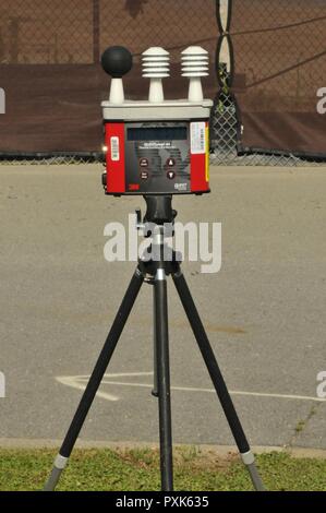 Die Feuchtkugeltemperatur Globus Temperatur Instrument wird verwendet, um die relative Luftfeuchtigkeit und Temperaturen zu bestimmen. Sie wird benutzt, um die Flieger sicher, während außerhalb arbeiten, um sicherzustellen, dass sie sich nicht heiß oder warm zu halten. Die wbgt ist während der Übung verwendet zu arbeiten Zyklen der Flieger, die Gebäude werden Paletten oder Arbeiten an der Flight Line während der Übung unterstützt. Stockfoto