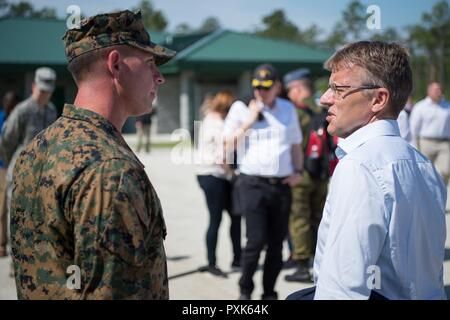 Schwedischen Staatssekretär für Verteidigung Jan Salestrand spricht mit Marine Gunnery Sgt. Rick Keller, Chief Instructor für die Schule der Infanterie-Ost, während eine statische Anzeige als Bestandteil einer Nordisch-Baltische Forum gehostet durch stellvertretende Verteidigungsminister Bob Arbeit in Camp Lejeune, North Carolina, 2. Juni 2017. Der stellvertretende Sekretär gesellte sich dänische Staatssekretär des Ministeriums für Verteidigung Thomas Ahrenkiel, Estnisch Staatssekretär des Ministeriums für Verteidigung Jonatan Vseviov, finnische Staatssekretär des Ministeriums für Verteidigung Jukka Juusti, stellvertretender Leiter der Mission bei der Botschaft von Island Erlingur Erlingss Stockfoto