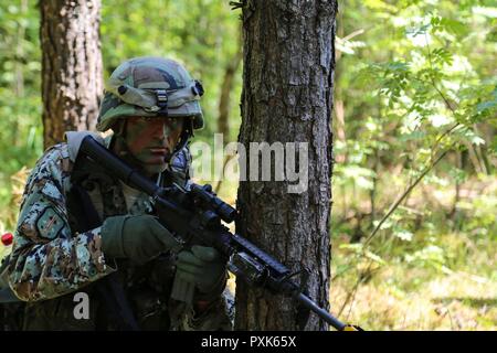 Eine mazedonische Armee Ranger taktische Manöver während der Durchführung resupply Operations während der Übung kombinierte Lösen VIII am Amberg, Amberg, Deutschland Juni 2, 2017 Übung kombinierte Lösen VIII ist eine multinationale Übung konzipiert der Armee Regional zugeteilten Kräfte auf die US-European Command. Kombinierte lösen VIII werden mehr als 3.400 Teilnehmer aus 10 Nationen gehören. Das Ziel der Übung ist es, die Kräfte in Europa vorbereiten, sind Stabilität und Sicherheit in der Region zu fördern. Stockfoto