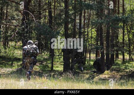 Eine mazedonische Armee Ranger taktische Manöver während der Durchführung resupply Operations während der Übung kombinierte Lösen VIII am Amberg, Amberg, Deutschland Juni 2, 2017 Übung kombinierte Lösen VIII ist eine multinationale Übung konzipiert der Armee Regional zugeteilten Kräfte auf die US-European Command. Kombinierte lösen VIII werden mehr als 3.400 Teilnehmer aus 10 Nationen gehören. Das Ziel der Übung ist es, die Kräfte in Europa vorbereiten, sind Stabilität und Sicherheit in der Region zu fördern. Stockfoto