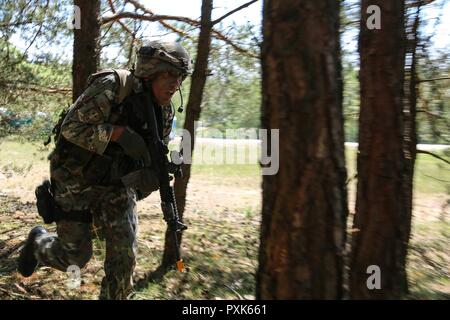 Eine mazedonische Armee Ranger taktische Manöver während der Durchführung resupply Operations während der Übung kombinierte Lösen VIII am Amberg, Amberg, Deutschland Juni 2, 2017 Übung kombinierte Lösen VIII ist eine multinationale Übung konzipiert der Armee Regional zugeteilten Kräfte auf die US-European Command. Kombinierte lösen VIII werden mehr als 3.400 Teilnehmer aus 10 Nationen gehören. Das Ziel der Übung ist es, die Kräfte in Europa vorbereiten, sind Stabilität und Sicherheit in der Region zu fördern. Stockfoto