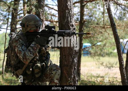 Eine mazedonische Armee Ranger Scans sein Sektor von Feuer, während der Durchführung von Air Assault Operationen während der Übung kombinierte Lösen VIII am Amberg, Amberg, Deutschland Juni 2, 2017 Übung kombinierte Lösen VIII ist eine multinationale Übung konzipiert der Armee Regional zugeteilten Kräfte auf die US-European Command. Kombinierte lösen VIII werden mehr als 3.400 Teilnehmer aus 10 Nationen gehören. Das Ziel der Übung ist es, die Kräfte in Europa vorbereiten, sind Stabilität und Sicherheit in der Region zu fördern. Stockfoto
