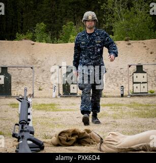 Ensign David Segala, ein Ingenieur Duty Officer von New London, CT geht zurück zu seinem Gewehr nach seinem Ziel auf eine Null in Fort Devens, MA. Marine Offiziere nahmen an gemeinsamen Training mit Armee drill Sergeants zu Einheit und die individuelle Bereitschaft für zukünftige Bereitstellungen zu verbessern. Juni 3, 2017. Stockfoto