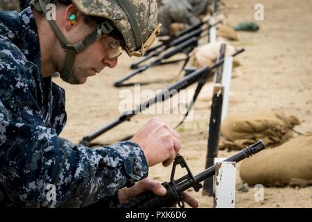 Ensign David Segala, ein Ingenieur Duty Officer von New London, CT passt seine vorderen Sehenswürdigkeiten während der gemeinsamen Ausbildung in Fort Devens, MA. Marine Offiziere erhalten Fähigkeiten Ausbildung aus Army drill Sergeants bei einer gemeinsamen Übung für zukünftige Bereitstellungen Juni 3, 2017 besser vorbereiten. Stockfoto