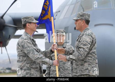 Us Air National Guard Brig. General David M Bakos, stellvertretender Adjutant General des California Air National Guard, die Hände über die 146 Airlift Wing Flagge nach Brig. General Clay L. Garnison, Kommandant des California Air National Guard bei einem Befehl Zeremonie, während Cheif Master Sgt. Cynthia Gregory, von der 146 Airlift Wing, nimmt an der Feier in der 146 Luftbrücke Flügel in Port Hueneme, Kalb. Am 4. Juni 2017. Stockfoto