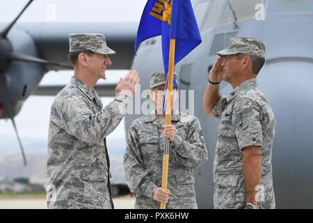 Us Air National Guard Brig. Gen., Kommandeur des California Air National Guard, und Oberst Keith Y. Ward, der Kommandant der 146. Airlift Wing, Salute während seiner Änderung der Befehl Zeremonie am 146. Airlift Wing in Port Hueneme, Kalb. Am 4. Juni 2017. Cheif Master Sgt. Cynthia Gregory hält die Fahne der 146 Airlift Wing. Stockfoto