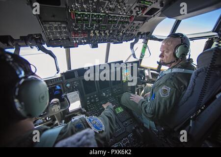 Generalleutnant L. Scott Reis (rechts), Direktor der Air National Guard, und Oberstleutnant Eric Budd, der Kommandant der 211 Rescue Squadron, Alaska Air National Guard, der Pilot die 176 Wing's neu erbaute HC-130J "Combat König II" Flugzeug nach Empfang vom Lockheed Martin in Greenville, South Carolina, Juni 1. Die 176 Abgeordneten reiste nach Greenville Besitz des ersten HC der Air National Guard-130 J. zu nehmen Dieses Flugzeug ist das erste von vier älteren HC-130N Flugzeugen, die von den 211 Rescue Squadron, von denen die letzte mit anderen Einheiten an der beg übertragen wurden Betrieben zu ersetzen. Stockfoto