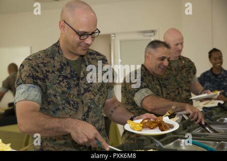 Us Marine Corps Sgt. Maj. Johnathan Wyble, Sergeant Major der Marinen Wing Support Squadron (MWSS) 171, dient selbst Frühstück während der Preisverleihung für die Active-Duty Fonds (ADFD) zur Unterstützung der Navy-Marine Corps Fhv (NMCRS) an der Marine Corps Air Station Iwakuni, Japan, 1. Juni 2017. Die Zeremonie quittiert Marinesoldaten und Matrosen für ihren Beitrag zur NMCRS ADFD. Die NMCRS ist eine gemeinnützige Organisation, die sich ausschließlich auf Spenden läuft. Es gibt finanzielle, pädagogische und andere brauchen Hilfe zu aktiven und pensionierten Matrosen und Marines und ihren Familien. Stockfoto