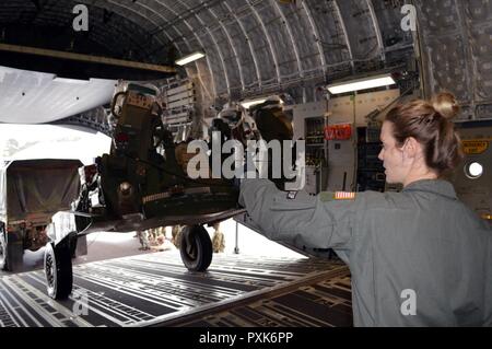 Senior Airman Lauren Sheppard, ein C-17 Globemaster III Mannschaft Mitglied der 535th Airlift Squadron, Boden führt eine Light Medium tactical Vehicle (LMTV), lädt es eine M777A2 155mm Howitzer an Bord einer C-17 an Wheeler Army Airfield, Hawaii, am 1. Juni 2017. Soldaten und Ausrüstung aus dem 3 Bataillon, 7 Field Artillery Regiment, 25 Abteilung Artillerie, 25 Infanterie Division. Usa (Armee Stockfoto