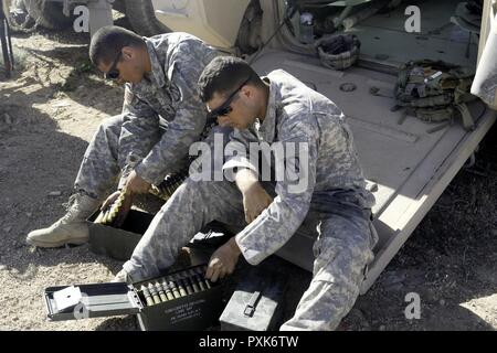 Spc. Johnie J. Ogden und Pfc. Alexander D. Adams, beide Abrams tank Besatzungsmitglieder mit den 2d-Bataillon, 137 Infanterie Regiment, Kansas Army National Guard, bereiten sie Munition für Ihr Fahrzeug vor der Durchführung einer Training Mission vom 3. Juni 2017, während einer Rotation des Mississippi 155 gepanzerte Brigade Combat Team am National Training Center. (Mississippi Stockfoto