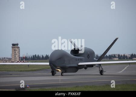 Ein RQ-4 Global Hawk auf die 69Th Aufklärung Gruppe Loslösung 1 zugewiesen, Taxis auf der Flightline an Yokota Air Base, Japan, 1. Juni 2017. Die Global Hawk unterstützt US-Nachrichten-, Überwachungs- und Aufklärungssysteme Prioritäten, die operative Planung, Notfallpläne und Operationen im gesamten Pazifikraum Theater. Stockfoto