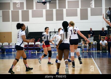 Us-Streitkräfte der Volleyballerinnen feiern einen Punkt gegen China in Spiel 1 des 18 Conseil International du Sport Militaire (CISM) Welt Frauen militärischen Volleyball Meisterschaft am Naval Station Mayport, Florida am 4. Juni 2017. Mayport ist Gastgeber der CISM Championship vom 2. bis 11. Juni. Finals sind am 9. Juni. Stockfoto