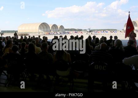 Eine Masse von Marines und Familie Mitglieder sammeln während der Deaktivierung Zeremonie Marine taktische elektronische Kriegsführung Squadron 4 bei Marine Corps Air Station Cherry Point, N.C., 2. Juni 2017. VMAQ-4, Marine Flugzeuge Gruppe 14, 2. Marine Flugzeugflügel, hat offiziell ihre Sonnenuntergang nach 35 Jahren der Unterstützung von Operationen auf der ganzen Welt abgeschlossen. Stockfoto