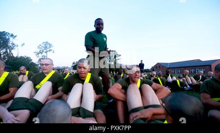 Us Marine Corps Sgt. Tafari Delsol, ein drill instructor mit Verarbeitung Unternehmen rekrutieren, Unterstützung Bataillon, fördert die Rekruten während einer anfänglichen Stärke Test Juni 3, 2017, auf Parris Island, S.C. Delsol, 32, ist von New York. Nach der anfänglichen Stärke Test, diese Rekruten nach Indien Unternehmen zugewiesen wird, 3. rekrutieren Ausbildung Bataillon, das die Absolventen Aug 25, 2017 geplant ist. Rund 19.000 Rekruten kommen auf Parris Island jährlich für die Chance, United States Marines werden durch dauerhafte 12 Wochen der Strenge, transformative Training. Parris Island ist die Heimat der Einstiegsklasse Stockfoto