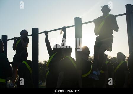 Us Marine Corps Rekruten Die pullups Juni 3, 2017, in einer ersten Prüfung auf Parris Island, S.C., nachdem Sie die anfängliche Stärke, diese Rekruten nach Indien Firma zugewiesen werden, 3. rekrutieren Ausbildung Bataillon. Die anfängliche Stärke Test wird sichergestellt, dass die Rekruten minimalen körperlichen Anforderungen erfüllen, um die Ausbildung zu beginnen. Indien Unternehmen ist zu graduieren, Aug 25, 2017 geplant. Rund 19.000 Rekruten kommen auf Parris Island jährlich für die Chance, United States Marines werden durch dauerhafte 12 Wochen der Strenge, transformative Training. Parris Island ist die Heimat der Einstiegsklasse gewinnen Stockfoto