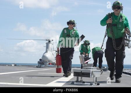 Golf von Thailand (2. Juni 2017) Segler, die 'Platzhalter' der Hubschrauber Meer Combat Squadron 23 das Flight Deck nach der Vorbereitung des MQ-8B Firescout unbemannte Luftfahrzeuge für den Start an Bord Littoral Combat Ship USS Coronado (LCS4) während der Zusammenarbeit flott Bereitschaft und Weiterbildung (Karat), Thailand ab. CARAT ist eine Reihe von Pacific Command-gesponsert, US-Pazifikflotte-geführten bilateralen Übungen jährlich in Süd- und Südostasien, Kundenbeziehungen zu stärken und die Bereitschaft zu verbessern. CARAT Veranstaltungen decken ein breites Spektrum von Naval skill Bereiche und Disziplinen einschließlich der Oberfläche Stockfoto