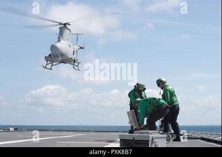 Golf von Thailand (2. Juni 2017) Ein MQ-8B Firescout Unmanned Aerial Vehicle zieht aus dem Littoral Combat Ship USS Coronado (LCS4) während der Zusammenarbeit flott Bereitschaft und Weiterbildung (Karat), Thailand. CARAT ist eine Reihe von Pacific Command-gesponsert, US-Pazifikflotte-geführten bilateralen Übungen jährlich in Süd- und Südostasien, Kundenbeziehungen zu stärken und die Bereitschaft zu verbessern. CARAT Veranstaltungen decken ein breites Spektrum von Naval skill Bereiche und Disziplinen einschließlich Oberfläche, undersea, Luft, und amphibische Kriegsführung; Maritime Security Operations; riverine, Dschungel, und Kampfmitteln Stockfoto