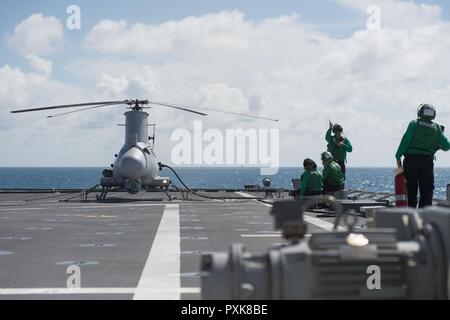 Golf von Thailand (2. Juni 2017) Segler auf die 'Platzhalter' der Hubschrauber Meer Combat Squadron 23 zugeordnet bereiten die MQ-8B Firescout unbemannte Luftfahrzeuge für den Start an Bord Littoral Combat Ship USS Coronado (LCS4) während der Zusammenarbeit flott Bereitschaft und Weiterbildung (Karat), Thailand. CARAT ist eine Reihe von Pacific Command-gesponsert, US-Pazifikflotte-geführten bilateralen Übungen jährlich in Süd- und Südostasien, Kundenbeziehungen zu stärken und die Bereitschaft zu verbessern. CARAT Veranstaltungen decken ein breites Spektrum von Naval skill Bereiche und Disziplinen einschließlich Oberfläche, undersea, Luft, und amphibische Stockfoto